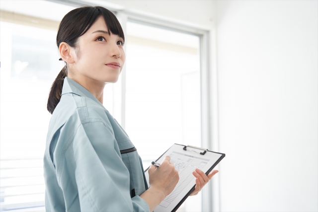 施工の確認をする女性